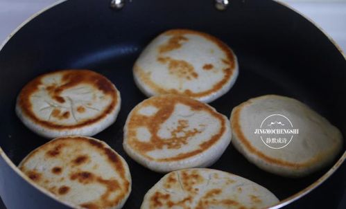 掰開就是口袋,把肉和菜往里一夾,吃著特香,口袋餅,做法真簡單