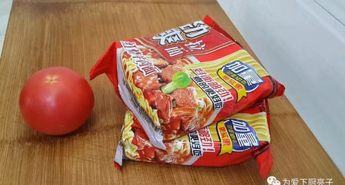 2袋方便面,1個(gè)西紅柿,倒入1勺雪碧,比煮面泡面都好吃,太香了
